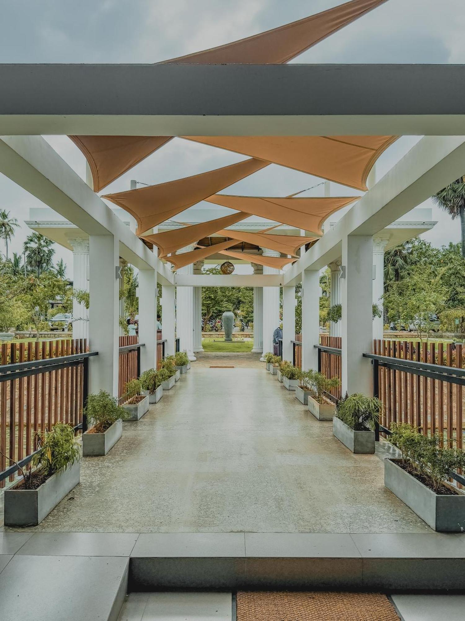 Hotel Uppuveli By Dsk 5*